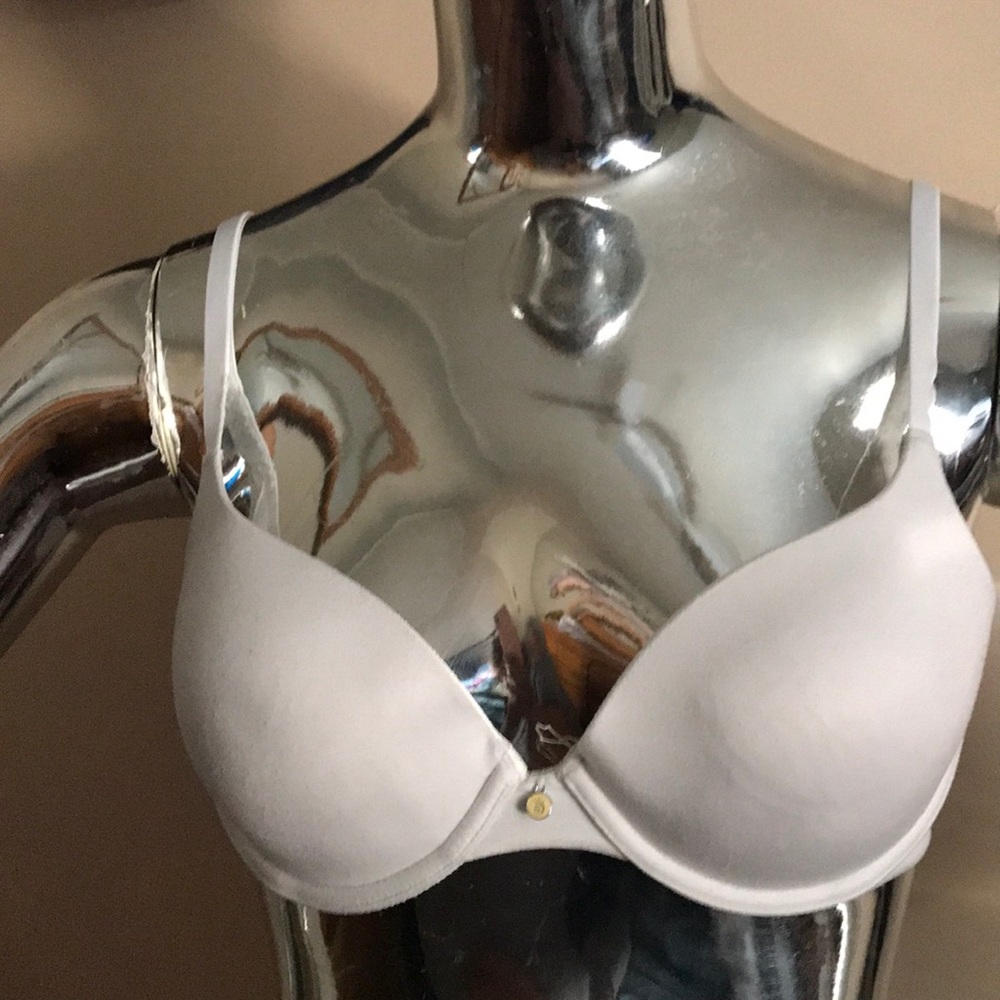 White bra Victoria’s Secret 34C